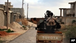 Des alliés aux forces armées libyennes se déploient en préparation à des affrontements contre des militants du groupe islamique à l'ouest de Benghazi, en Libye, 7 mars 2016. 