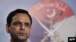 Phát ngôn viên quân đội Pakistan Athar Abbas nói rằng các bài báo này nằm trong “chiến dịch bôi nhọ” quân đội Pakistan