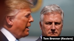 Robert O'Brajen, savetnik za nacionalnu bezbednost Bele kuće (D) i američki predsednik Donald Tramp (L) Foto: REUTERS/Tom Brenner
