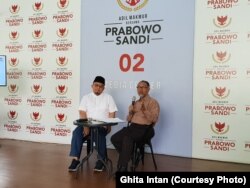 Jubir BPN Prabowo-Sandi Dahnil Anzar Simanjuntak (kiri) dan Ketua tim kuasa hukum BPN Prabowo-Sandi Bambang Widjajanto (kanan) dalam konferensi pers di Prabowo-Sandi Media Center, Jakarta, Senin, 24 Juni 2019. (Foto: Ghita Intan/VOA).