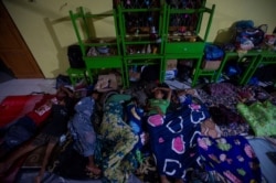 Para penyintas bencana banjir bandang yang dipicu siklon tropis Seroja di Flores Timur, Provinsi Nusa Tenggara Timur, 7 April 2021. (Foto: Aditya Pradana/ Antara Foto via Reuters)