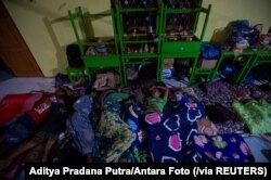 Para penyintas bencana banjir bandang yang dipicu siklon tropis Seroja di Flores Timur, Provinsi Nusa Tenggara Timur, 7 April 2021. (Foto: Aditya Pradana/ Antara Foto via Reuters)