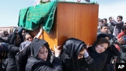 Afghan women's rights activists carry the coffin of 27-year-old Farkhunda, who was beaten to death by a mob, during her funeral in Kabul, March 22, 2015.