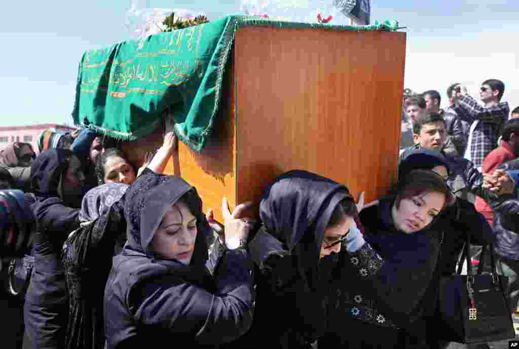 Afghan women&#39;s rights activists carry the coffin of 27-year-old Farkhunda, who was beaten to death by a mob, during her funeral, in Kabul.