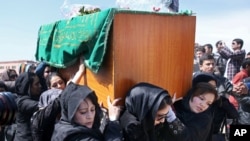 Afghan women's rights activists carry the coffin of 27-year-old Farkhunda, who was beaten to death by a mob, during her funeral, in Kabul, March 22, 2015.