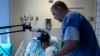 ARCHIVO: un paciente de hospital utiliza un tratamiento de realidad virtual para el dolor en esta foto sin fecha.