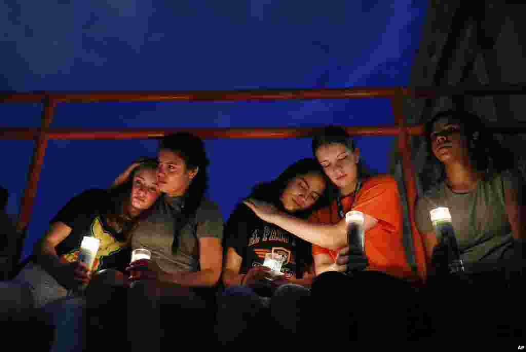 De izquierda a derecha, Melody Stout, Hannah Payan, Aaliyah Alba, Sherie Gramlich y Laura Barrios se consuelan unas a otras durante una vigilia por las víctimas del tiroteo del sábado 3 de agosto de 2019 en El Paso, Texas. (AP Foto/John Locher)