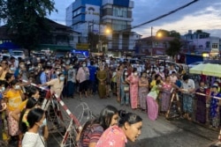 Anggota keluarga menunggu keluarga mereka yang menjadi tahanan dibebaskan dengan amnesti, di luar Penjara Insein di Yangon, Myanmar, 18 Oktober 2021. (Foto: AP)