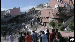 Σωστικά συνεργεία στην Τουρκία ανασύρουν επιζήσαντες από τα συντρίμμια