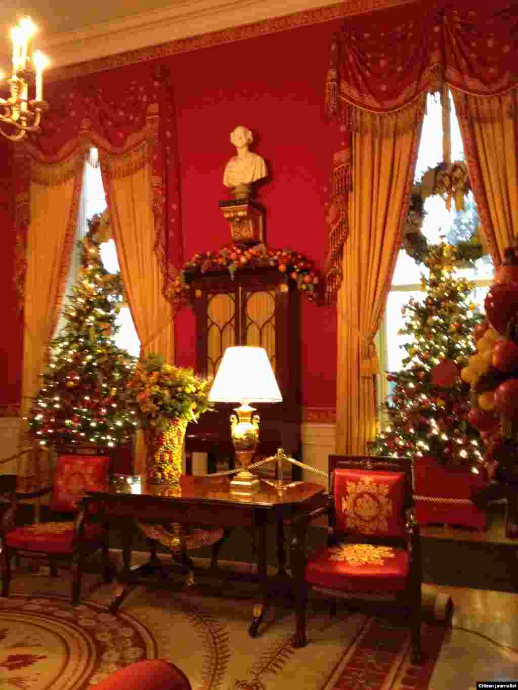 ອີກມຸມນຶ່ງຂອງຫ້ອງສີແດງ ຫລື Red Room (White House Christmas Tour, Dec. 22, 2012)