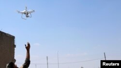 Un combattant de SDF téléguide un drone dans la province occidentale de Raqqa, en Syrie, le 18 juin 2017.
