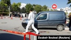 La police scientifique tunisienne sur les lieux de l'attaque au couteau près du siège du parlement à Tunis, en Tunisie, le 1er novembre 2017.