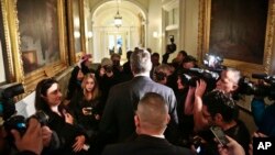  New York City Mayor-elect Bill de Blasio (C) walks through a crowd of reporters as he arrives for a meeting with Mayor Michael Bloomberg at City Hall in New York, Nov. 6, 2013.