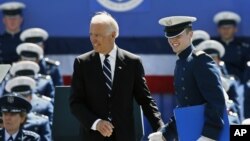 Wakil Presiden Amerika Joe Biden dalam upacara kelulusan Akademi Angkatan Udara di Colorado (28/5).(AP/Brennan Linsley) 