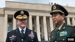 美中兩軍參謀總長鄧普西和房峰輝，2014年5月會見 (美國國防部照片)