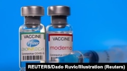 Botol berlabel vaksin Pfizer-BioNTech dan Moderna COVID-19 terlihat pada gambar ilustrasi ini diambil 19 Maret 2021. (Foto: REUTERS/Dado Ruvic)