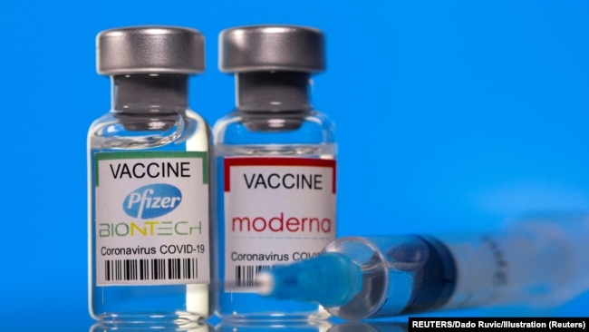 Label vaksin Pfizer-BioNTech dan Moderna COVID-19 terlihat pada gambar ilustrasi yang diambil pada 19 Maret 2021. (Foto: REUTERS / Dado Ruvic)