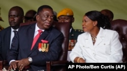 Perezida Mushasha wa Zimbabwe Emmerson Mnangagwa na Madamu wiwe Auxillia, kuri uno wa gatanu mu birori vyo kurahira