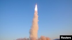 북한이 지난 12일 신형 중장거리 전략탄도미사일 '북극성 2형' 미사일을 시험발사한 모습을 조선중앙통신이 13일 공개했다.