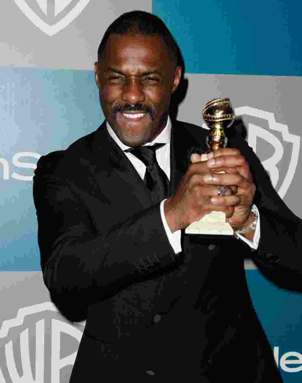 Idris Elba tiba di acara pesta Warner Bros dan InStyle setelah malam penghargaan Golden Globe di Beverly Hilton, Los Angeles, 15 Januari (AP). Elba meraih penghargaan Aktor Terbaik untuk Mini-Seri/Film Televisi, untuk perannya dalam film "Luther" (AP).