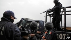 멕시코 연방경찰이 마약조직으로부터 압수한 무기들을 기자회견을 열고 공개했다. (자료사진)
