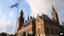 2018年8月27日荷兰海牙国际法院旁边一面联合国旗帜随风飘扬。