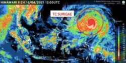 Citra satelit Himawari terkait adanya Siklon Tropis Surigae (lingkaran merah) di wilayah perairan Samudera Pasifik utara Papua Barat pada Jumat (16/4). (Foto: Courtesy/BMKG)