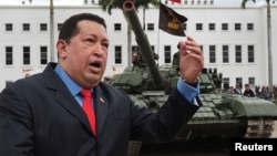 El presidente venezolano Hugo Chávez llega al desfile militar que marcó el 191 aniversario del ejército, el 24 de junio de 2012. Chávez ha dado prioridad al armamentismo de sus fuerzas militares.