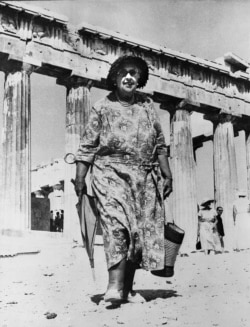 Mystery author Agatha Christie visits the Acropolis in Athens, Greece, Aug. 31, 1958. (AP File Photo)