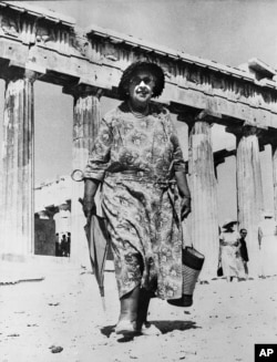 Mystery author Agatha Christie visits the Acropolis in Athens, Greece, Aug. 31, 1958. (AP File Photo)