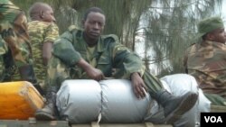 Des combattants du M23 se retirant de la ville de Goma dans le Nord Kivu en RDC le 1er décembre 2012 (photo - VOA/G. Joselow).