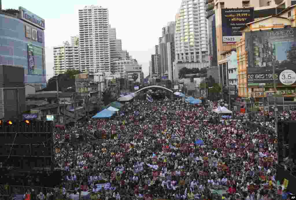 Anti-government protesters with national flags gather for a rally at Asok intersection in Bangkok, Jan. 14, 2014.