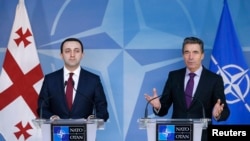 지난 2월 브뤠셀에서 열린 나토-조지아 정상회담 후 기자회견에 참석한 이라클리 가리바슈빌리 조지아 총리(왼쪽)와 아네르스 포그 라스무센 나토 사무총장. (자료사진)