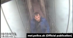 На кадрі відео поліції видно як особа відома як "Петров" прибуває до лондонського аеропорту