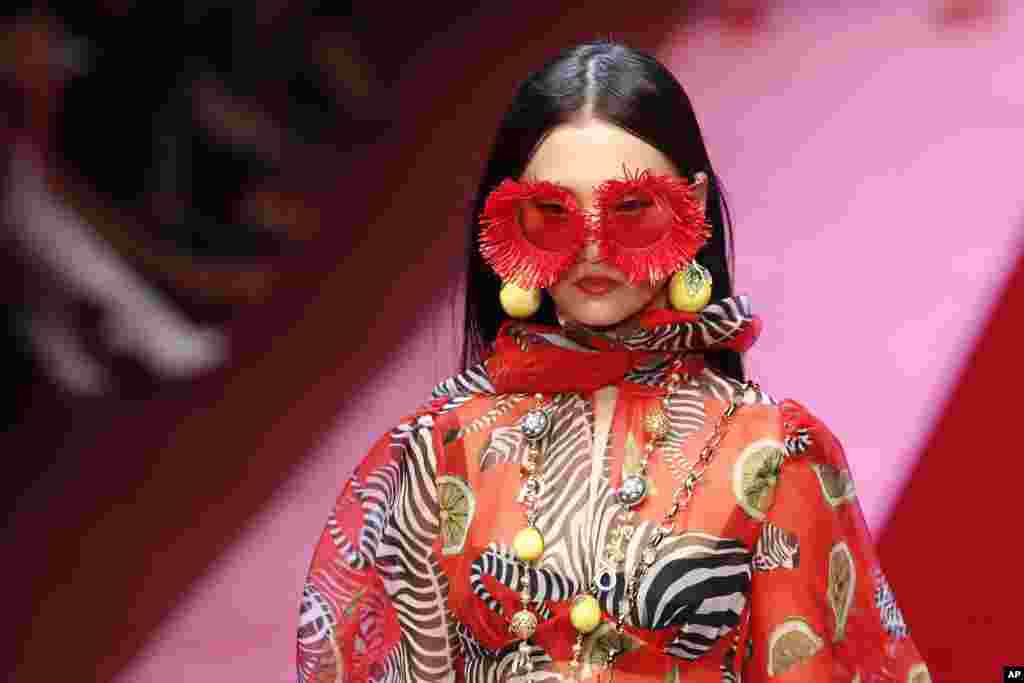 Seorang model mengenakan kreasi Dolce &amp; Gabbana pada pameran busana di Milan, Italia.