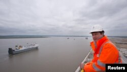 Вид на устье Темзы с обзорной площадки контейнерного порта рядом с британским Тилбери. Июль 2013 года