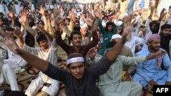 تحریک لبیک پاکستان کے کارکنوں نے لاہور میں دھرنا دے رکھا ہے۔ 