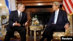 美國國務卿克里(右)在羅馬與以色列總理內塔尼亞胡(左)會晤