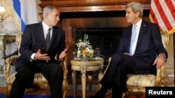 U.S. Secretary of State John Kerry (R) talks with Israeli Prime Minister Benjamin Netanyahu at Villa Taverna in Rome, Oct. 23, 2013. 