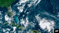 这张GOES-16卫星图像显示飓风多里安，右，在大西洋的开阔水域上空移动。照片拍摄于2019年8月29日星期四，格林威治标准时间14点20分，由美国国家海洋和大气管理局（NOAA）提供。