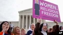 Grupos de religiosas protestan fuera de la Corte Suprema. La Corte Suprema está dividida.