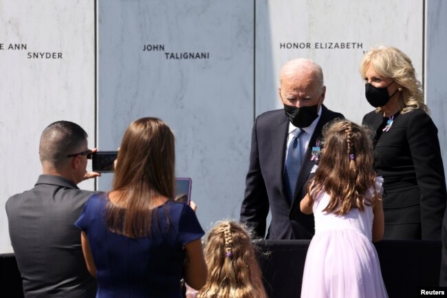 El presidente de EE. UU., Joe Biden, junto a la primera dama Jill Biden, extiende una mano a una niña entre la multitud durante una visita al National Memorial en Stoystown, Pennsylvania, EE. UU., 11 de septiembre de 2021.