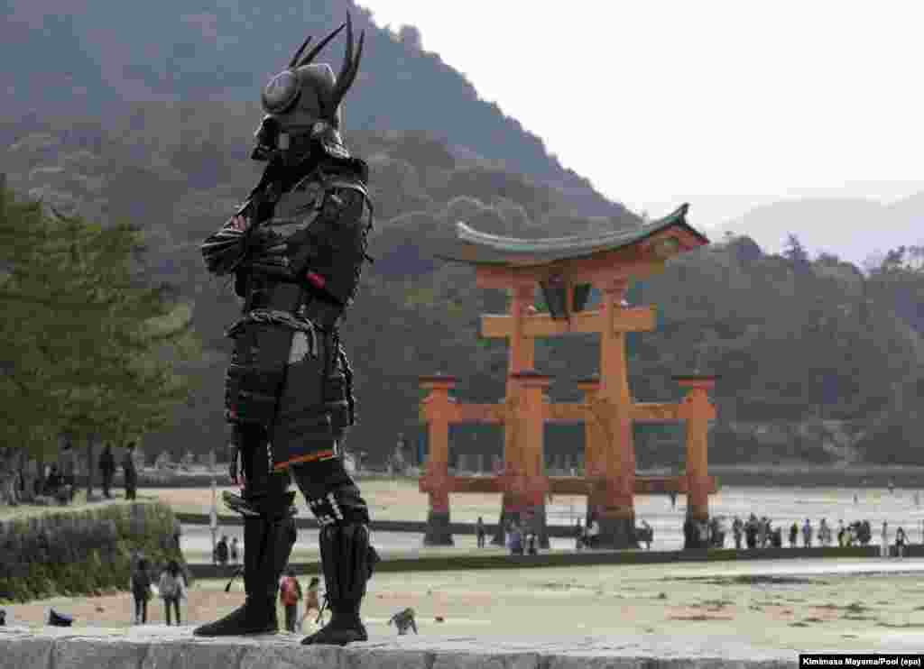 Seorang berpakaian pejuang samurai berpose di dekat kuil Itsukushima sebelum kunjungan para Menlu G-7 ke pulau Miyajima, Hatsukaichi, Hiroshima, Jepang.