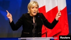 La candidate du Front national Marine Le Pen parle à ses militants lors de sa campagne électorale à Lyon, France, le 5 février 2017.