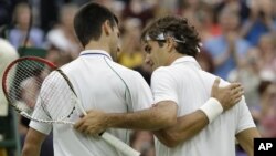 Pozdrav na mreži: Novak Đoković i Rodžer Federer 