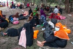 Etnis Rohingya beristirahat di pantai setelah perahu mereka terdampar di Pulau Idaman, Aceh Timur, Jumat, 4 Juni 2021. (Foto: AP)