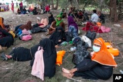 Etnis Rohingya beristirahat di pantai setelah perahu mereka terdampar di Pulau Idaman, Aceh Timur, Jumat, 4 Juni 2021. (Foto: AP)