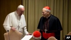 Le pape Francois avec le Cardinal Peter Erdo de la Hongrie au Vatican, 24 octobre, 2015.