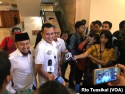 Wakil Ketua TKN Jokowi-Ma'ruf, Abdul Kadir Karding, berbicara kepada wartawan dalam pembukaan workshop nasional di Jakarta, Jumat (8/12) siang. (Foto: VOA/Rio Tuasikal)