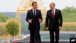 Presiden Perancis Emmanuel Macron (kiri) dan Presiden Rusia Vladimir Putin bertemu di istana Versailles, di dekat Paris, Senin (29/5).